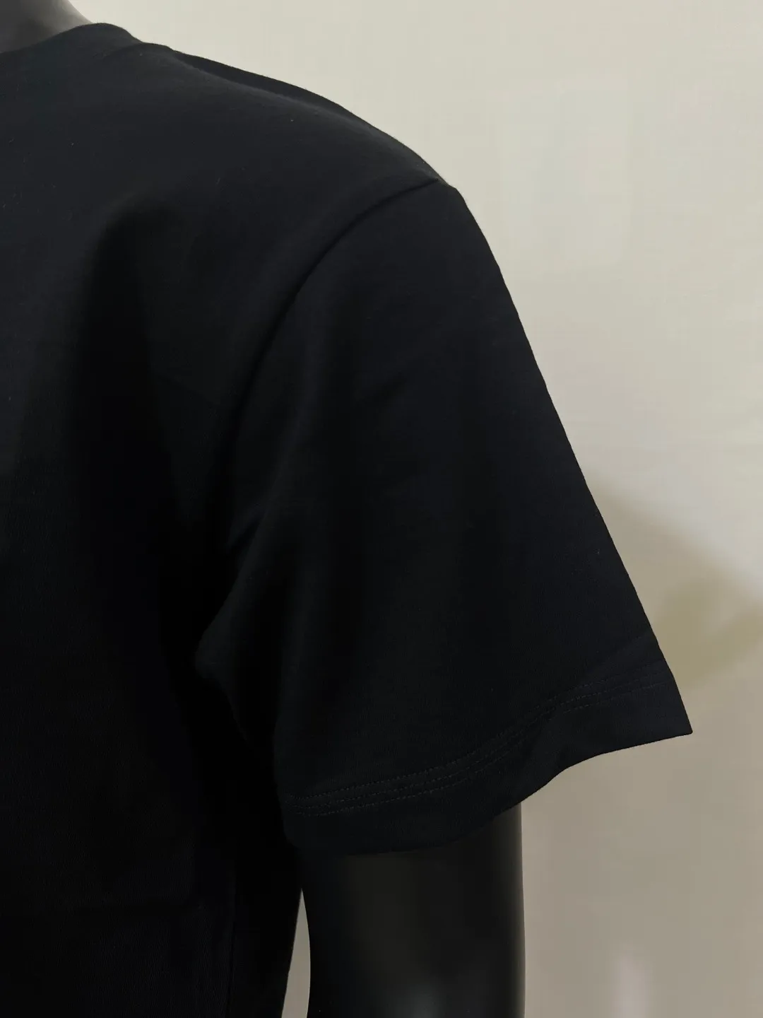 P140 STONE ISLAND top version, differentiated currency, 2025ss official website synchronization, embroidered small label LOGO short-sleeved T-shirt, 64 counts, high density 240g double yarn pure cotton, imported machine embroidered small label, embroidered letters are clean and neat, supports NFC scanning code to enter GW, YB ready-to-wear fabric collar hemming, shoulder bone and tight thread It will not deform after being worn for a long time. It has been washed with high temperature for 4 times. It does not fade, shrink or pill. It is comfortable and stretchable. It is a must-have wardrobe item. Same style for men and women. Five colors: lilac gray, dark gray, white, black, copper brown. Size: XS-L. Maximum L can wear 200 pounds.
